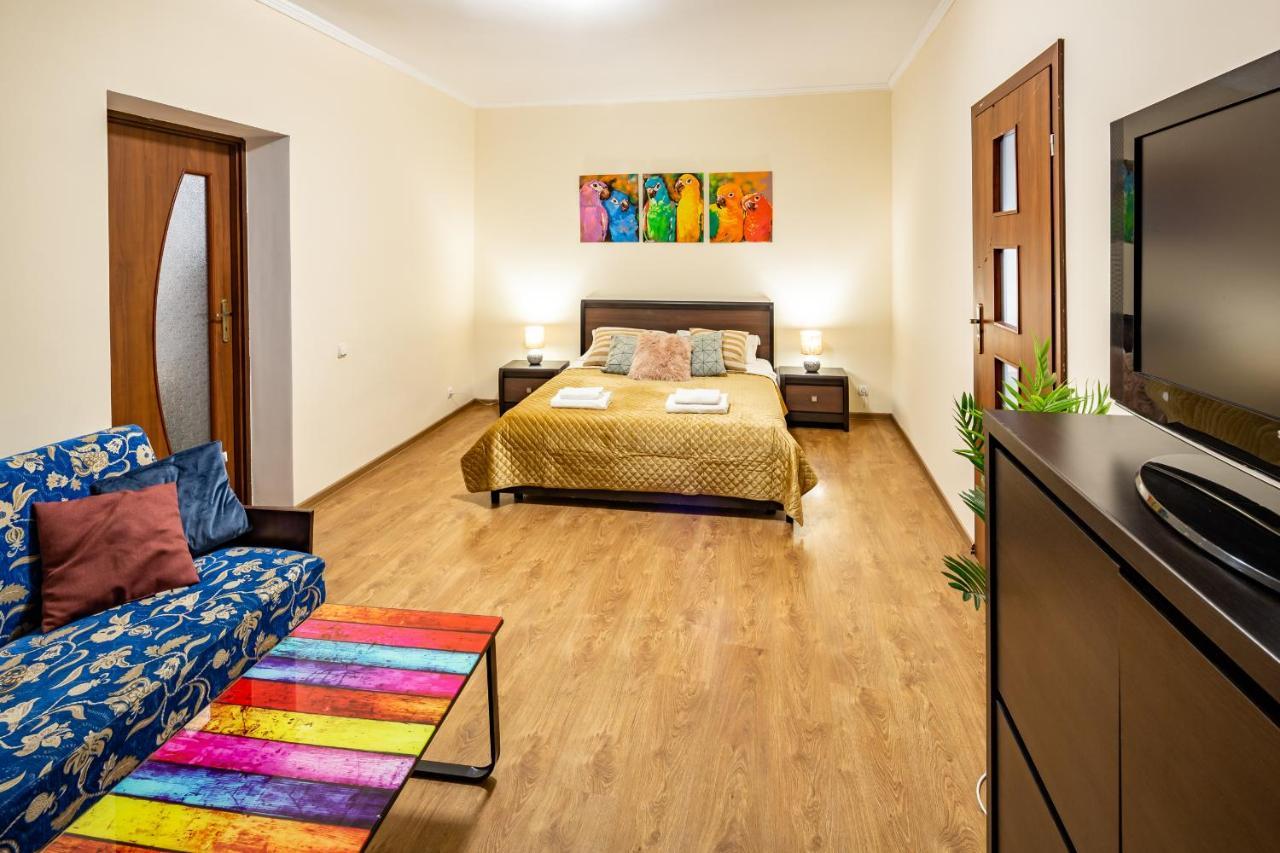 Rainbow Apartment Near Rynok Sq Lviv Eksteriør billede